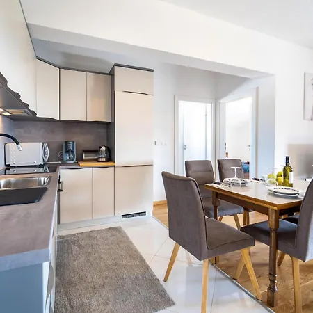 Stunning In With Kitchen * Sukosan