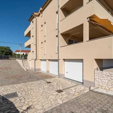Stunning In With Kitchen Apartment *