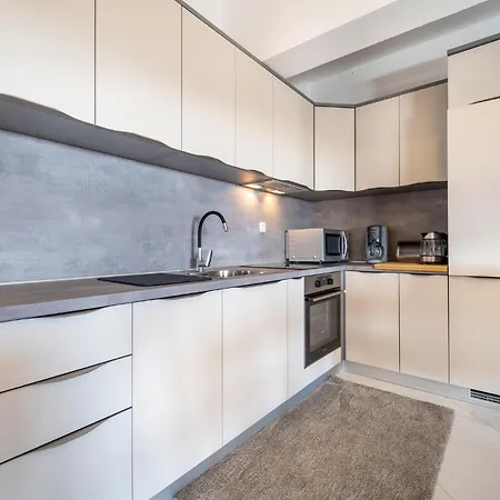 Stunning In With Kitchen Apartment *